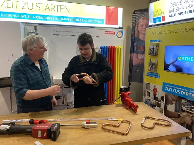 Die Rohrstücke werden verbunden zu einem Herz | Foto: Nick Blumenstein