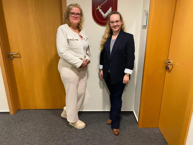 Samtgemeinde Bürgermeisterin Petra Beckmann-Frelock (li.) und Charlotte Richer  | Foto: Nick Blumenstein