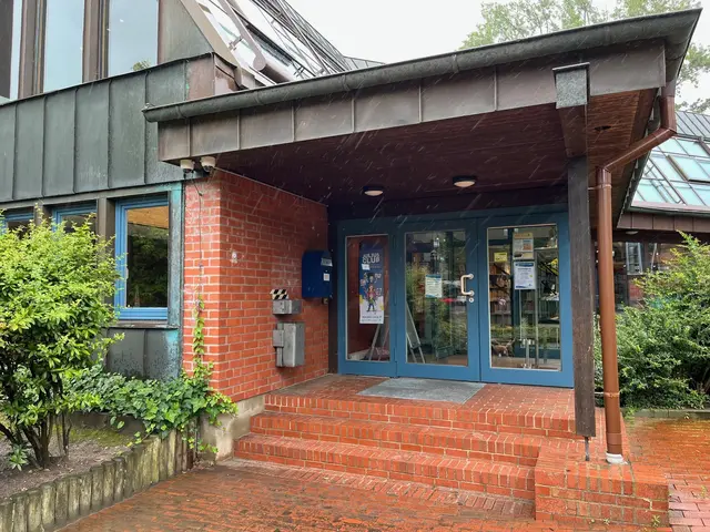 Einer der Eingänge zur Bücherei Seevetal - "Die blaue Tür"  | Foto: sra