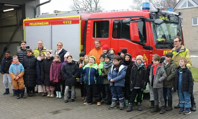 Die beiden Schulklassen vor dem Löschfahrzeug der Roydorfer Wehr
 | Foto: Burkhard Giese