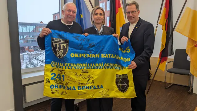 Sie betonen, wie wichtig die Unterstützung der Ukraine ist (v.li.): Wilfried Sprekels vom Organisationsteam der Hilfskonvois, Generalkonsulin Dr. Iryna Tybinka und Stades Landrat Kai Seefried | Foto: jd