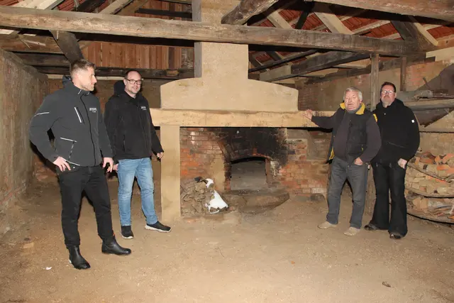 Der alte Backofen soll wieder brennen (v. li.): Handwerker Jan Schleicher und Tino Niess (Brawa Nord), Eigentümer Achim Peters und Zimmermeister Marco Matthies freuen sich über die gelungene Sanierung des Backhauses | Foto: Landkreis Harburg