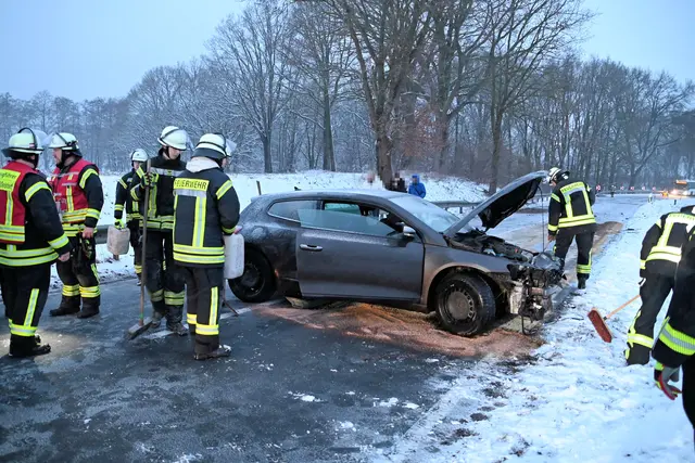 Auf der L212 zwischen Toppenstedt und Garlstorf war ein Scirocco wegen Straßenglätte verunglückt | Foto: Mathias Wille