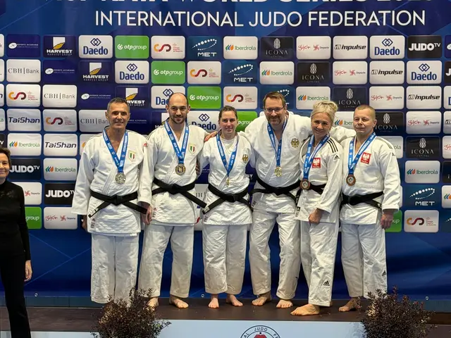 Mit Gold auf dem Siegerpodest (Mitte, v. li.): Carolin Charina Jeromin und Martin Etter  | Foto: Broeckel