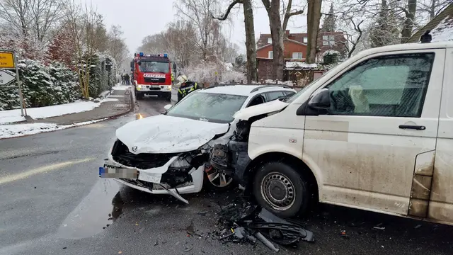 An einer Kreuzung in Garlstorf waren ein VW-Transporter und ein Skoda Oktavia zusammengestoßen | Foto: Mathias Wille