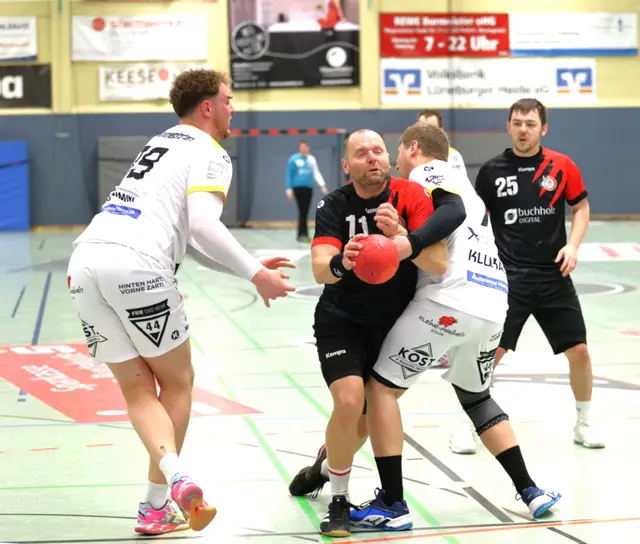 Simon Behrens (am Ball) im Kampfmodus | Foto: cc