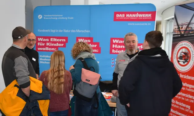 Die Jugendlichen interessierten sich auch verstärkt nach Berufen im Handwerk | Foto: Axel-Holger Haase