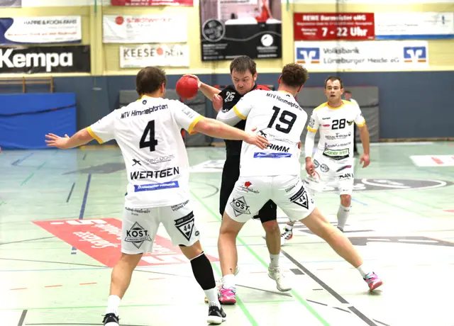 Felix Korn (am Ball) steuerte sechs Treffer zum Heimsieg der Handball-Luchse bei | Foto: cc