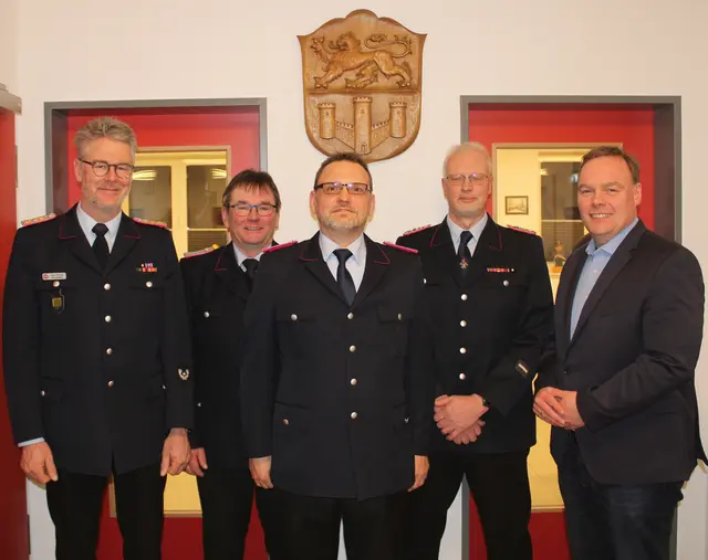 Von links: Stadtbrandmeister Uwe Ehlers, Ortsbrandmeister Cord Hermann Albers, den neugewählten Ortsbrandmeister Andreas Mohr, den stellvertretenden Ortsbrandmeister Hendrik Junge und Bürgermeister Andre Wiese | Foto: Burkhard Giese