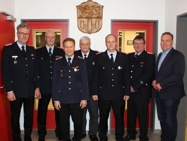 Die Geehrten von links: Stadtbrandmeister Uwe Ehlers, den stellvertretenden Ortsbrandmeister Hendrik Junge, Ortsbrandmeister Cord Hermann Alber und Bürgermeister Andre Wiese | Foto: Burkhard Giese