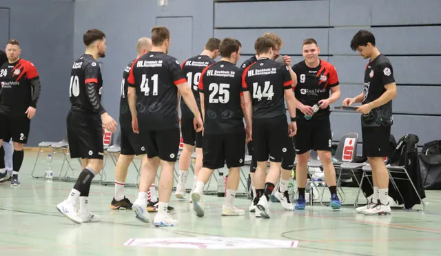 Tim Kleinknecht (Zweiter v.re.) war mit elf Toren bester Werfer bei den Handball-Luchsen | Foto: cc