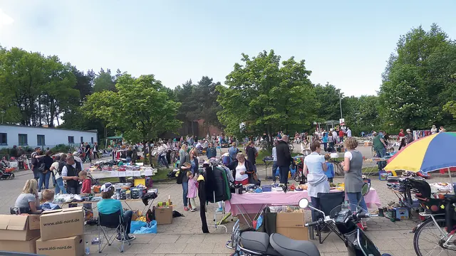 Der traditionelle Flohmarkt gehört zum Steinbecker Dorffest  | Foto: os