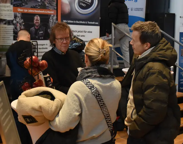 Das Autohaus Meyer aus Tostedt stellte Berufe im Kfz-Bereich vor | Foto: Axel-Holger Haase