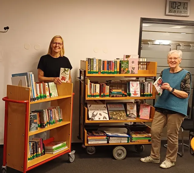 Zwei Ehrenamtliche bei der Vorbereitung des Bücherwagens:   Dina Halbreiter (v.l.) und Susanne Schmige | Foto: Romy Will