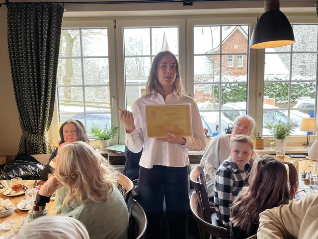 Lara Hansen erinnert sich: „Das Kind wollte einfach frische Sonne im Zimmer.“ Daraus entstand das Bild, das sie in den Händen hält | Foto: sra