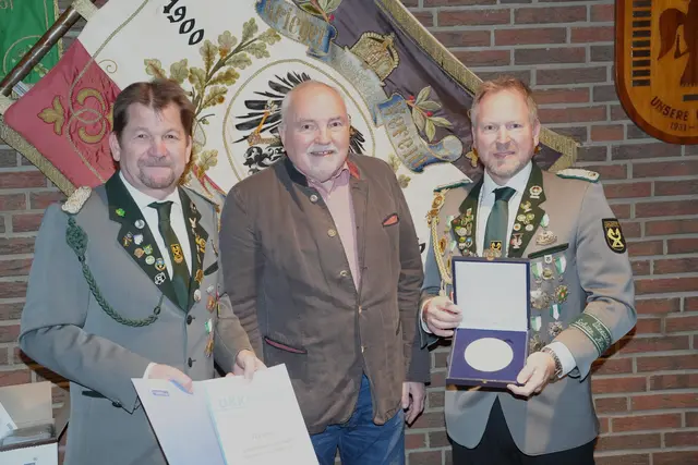 Ehrung zum 125-jährigen Jubiläum der SK Ohlendorf durch den Kreissportbund: Lars Bathke (v. li., 2. Vorsitzender SK Ohlendorf), Lothar Hillmann (stellvertretender Vorsitzender des Kreissportbundes), Eyck Morche (1. Vorsitzender und amtierende Majestät) | Foto: Sk Ohlendorf