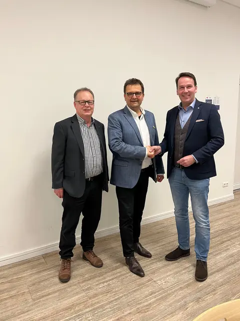 Der Kandidat und die Gratulanten: Heiko Scharnweber (Mi.), Jan von Gartzen (li.), Vorsitzender CDU Elbmarsch sowie André Bock, CDU-Landtagsabgeordneter und -Kreisvorsitzender | Foto: Bock