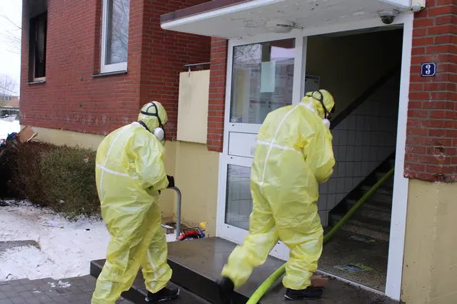  Polizei in Schutzanzügen untersuchte die Brandstelle | Foto: Stefan Braun/Feuerwehr Stade