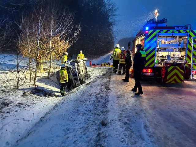 Unfallfahrzeug liegt im Graben an der L 215 | Foto: FF Pattensen