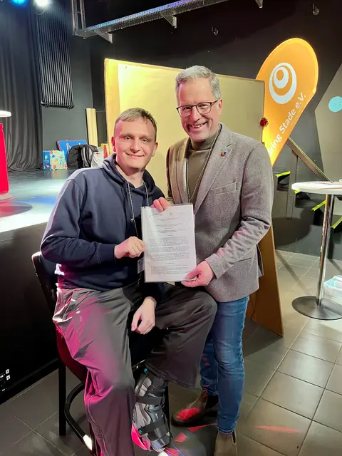 Landrat Kai Seefried (re.) überreichte die neue Fördervereinbarung an den Vorsitzenden des Kreisjugendrings, Sebastian Klinge | Foto: Landkreis Stade / Nina Dede