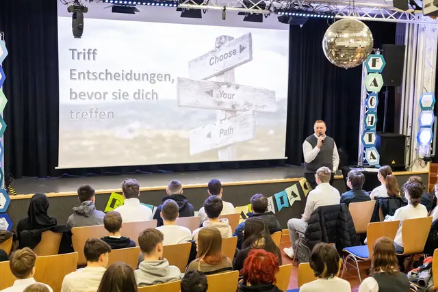 Den Schülerinnen und Schülern wurde der Bewerbungsvorgang in großer Runde nochmals erläutert | Foto: Realschule