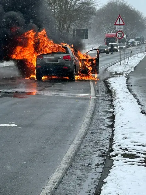 Der Pkw brannte auf der B 73 komplett aus | Foto: Freiwillige Feuerwehr Wiepenkathen