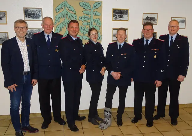 Samtgemeinde-Bürgermeister Olaf Muus (v. li.), Rolf Kistenbrügger, Christian Bahrenthin, Tanja Koeplin, Simon Bertram, Claus Szczesinski und Oliver Lütke | Foto: Freiwillige Feuerwehr Samtgemeinde Hanstedt