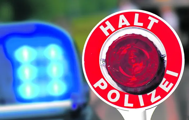 Polizeikelle und Blaulicht | Foto: YYGerhardSeybert
