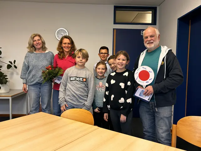 Bei der Verabschiedung: Schülerlotse Uwe Gaunitz mit (v. li.) Schulleiterin Edith Lömker, Verkehrshelfer-Koordinatorin Andrea Fischer und die Klassensprecher der 4. Klassen | Foto: Grundschule Stelle