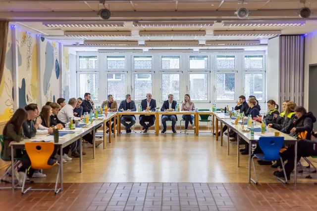 Im Anschluss an die Präsentationen tauschten sich die Referenten in einer Runde aus | Foto: Realschule