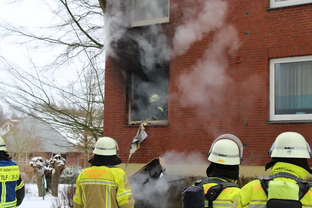 Das Brandgut wurde ins Freie geschafft | Foto: Stefan Braun/Feuerwehr