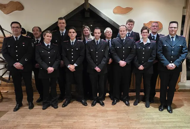 Geehrte und Beförderte v.l.n.r: Markus Gemmeker, Hartmut Zerwer, Lajana Lehmann, Ingo Lohmann, Adam Labiad, Claudia Pfeiffer, Timo Bartling, Bernd Nehlsen, Claas Hoffmann, Malte Holland-Moritz, Monique Reinke, Björn Engling, Oliver Meier | Foto: Ingar Braf