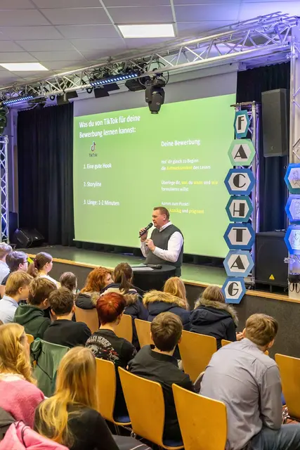 Der Bewerberfachtag endete mit einer Aufbereitung der Erfahrungen der Schüler in der Aula | Foto: Realschule