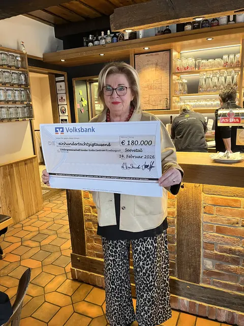 Anette Kosakowski präsentiert den Spendencheck in Höhe von 180.000 Euro  | Foto: sra