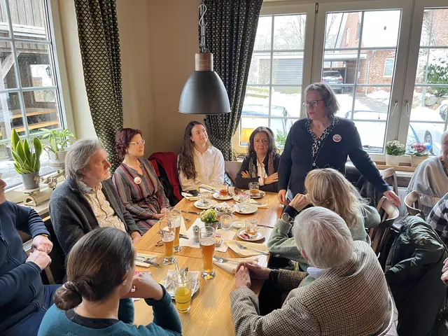Maren Blohm (stehend) von "Knack den Krebs" dankt den beteilligten und stellt die geförderten Projekte vor. Neben Blohm (r. n. li.): Stephanie Joebsch, aus dem Aufsichtsrat der Fördergemeinschaft Kinderkrebs-Zentrum Hamburg e.V., Lara Hansen, Kunsttherapeutin im UKE, Janina Hoffmann, Kaufmännische Leitung der Fördergemeinschaft | Foto: sra