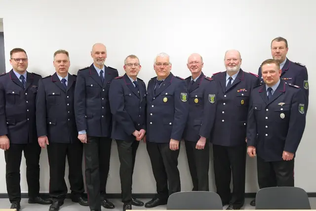 Stellv. Ortsbrandbrandmeister Björn Lehmann (v. li.), Ortsbrandbrandmeister Phillip Müller, Die Jubilare Karsten Stölting, Frank Neumann, Ralf Steinwehe, Michael Becker und Hans-Joachim Becker, stellv. Gemeindebrandmeister Simon Steffen und Andreas Brauel | Foto: Feuerwehr Hittfeld