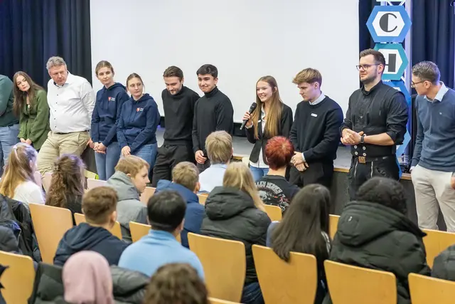 Die Referenten sprachen mit den Schülern nach den Firmenvorstellungen in der Aula | Foto: Realschule