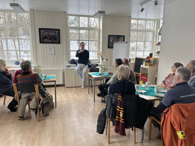 Bernhard Unger, Ortsbürgermeister von Holm-Seppensen, empfängt die Gruppe im Kulturbahnhof | Foto: Tandemclub Weiße Speiche e.V.