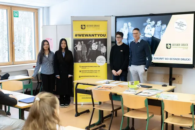 Jan-Ole Stenzel (rechts, BEISNER DRUCK) stellte die Ausbildungsberufe des Buchholzer Unternehmens vor | Foto: Realschule