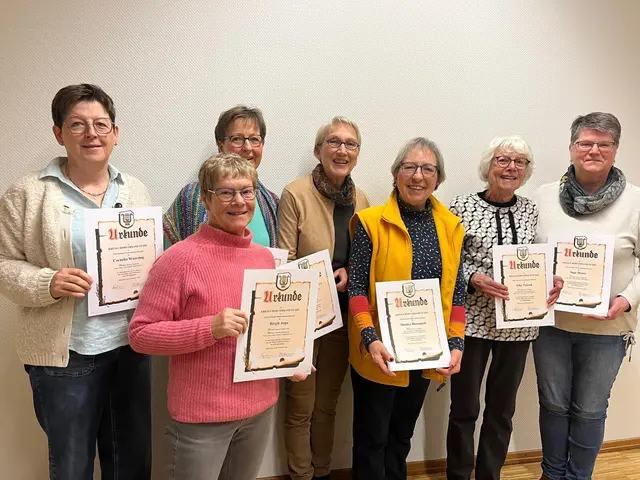 Die Geehrten (v. li.): Cornelia Waarsing, Birgit Arpe, Christine Kruse, Elfi Steffens, Monika Bloempott, Elke Tunsch und Inge Heuer | Foto: Katrin Engelmann
