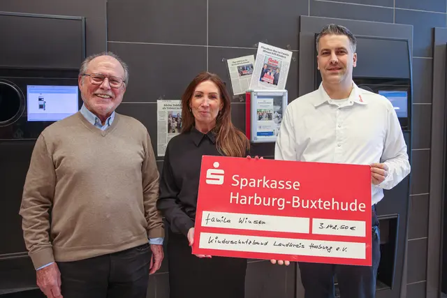 Freuten sich über den tollen Betrag für den Kinderschutzbund (v. li.): Schatzmeister Heinz-Joachim Schmidt, Mitarbeiterin Katrin Porthun und famila-Marktleiter Torben Gedrath | Foto: ks