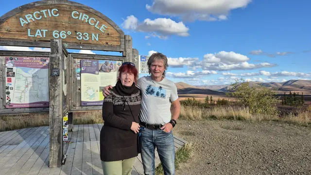 Auf dem legendären Dempster Highway, einer hunderte Kilometer langen Schotterpiste, fuhren Conny und Andy Schramm von Dawson City am Yukon zum nördlichen Polarkreis | Foto: Andy Schramm