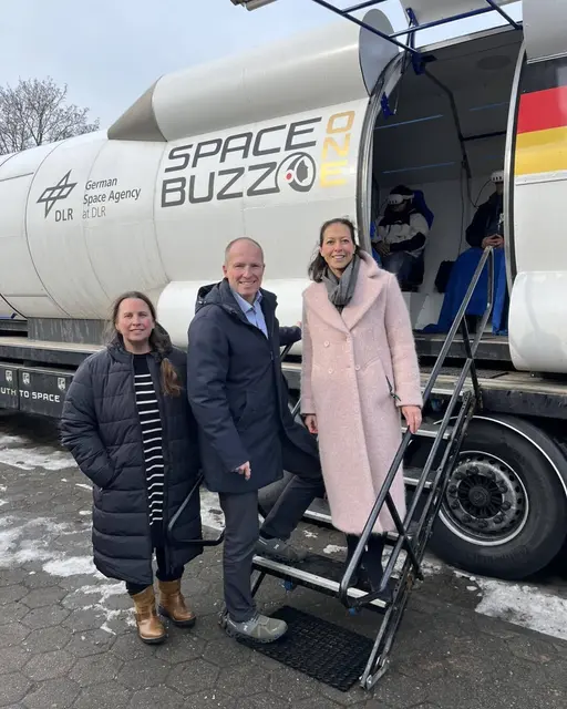 Bürgermeister Tobias Handtke (Mitte) und Kreisrätin Ana Cristina Bröcking (rechts) verschafften sich vor Ort einen Eindruck vom Projekt „Spacebuzz One“ in Neu Wulmstorf | Foto: Gemeinde Neu Wulmstorf