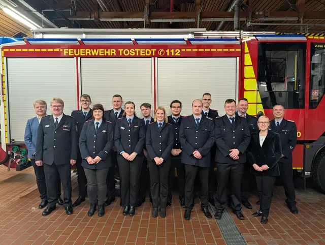 Samtgemeinde-Bürgermeister Dr. Peter Dörsam (v. li.), Kreisbrandmeister Jörn Petersen, Lennart Lau, stv. Ortsbrandmeisterin Ann-Catrin Müller, Hauke Jürs, Christiane Poppe, Thies Meyer, Johanna Oesterreich, Can Sandow, Daniel Lexow, Nicolas Oesterreich, Fabian Dieckmann, Nils Brunckhorst, Bürgermeisterin Nadja Weippert, Gemeindebrandmeister Sven Bauer | Foto: Nils Renken