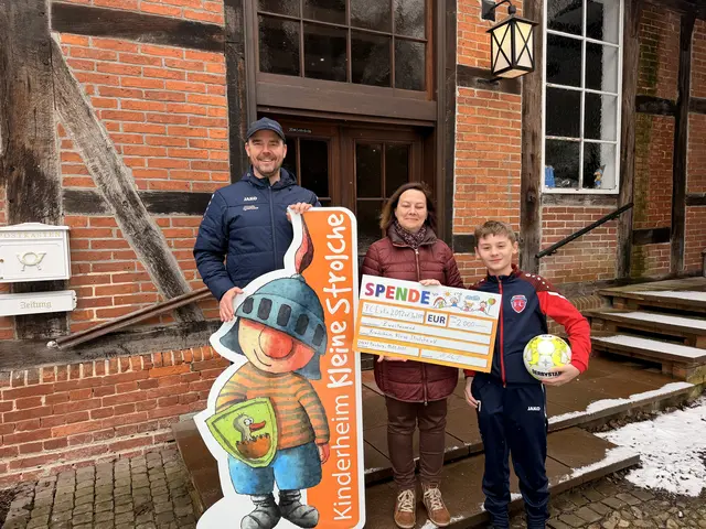 Martin Merbach (v. li.),Trainer FC Este U12, Petra Kothe, Kinderheim Kleine Strolche e.V. und Malte Merbach, Spieler vom FC Este U12 | Foto: Daniel Dekarski