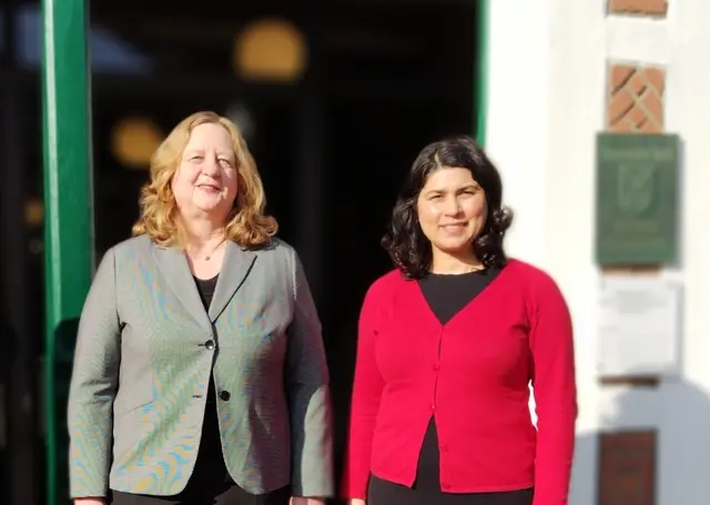 Die Berufsberaterin Dörte Funck (v.l.) und die Gleichstellungsbeauftragte Sinur Aziz 

  | Foto: Sinur Aziz