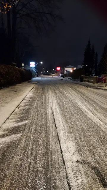 Die augenscheinlich glatte Bahnhofstraße in Hittfeld | Foto: FWG Seevetal