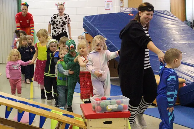 Buntes Faschingstreiben beim Kinderturnen. | Foto: MTV Wangersen