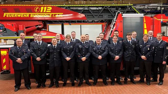 Die frisch beförderten Feuerwehrkameradinnen und Feuerwehrkameraden | Foto: FF Buchholz
