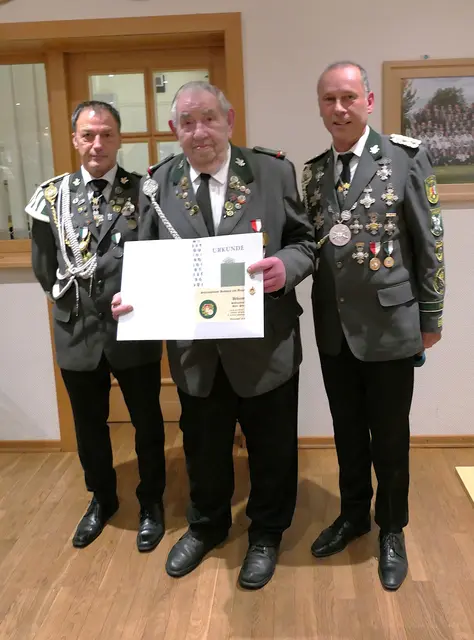 Dieter Peters (Mitte) wurde für 70 Jahre Mitgliedschaft im Schützenverein Elstorf geehrt | Foto: Wilfried Stresow